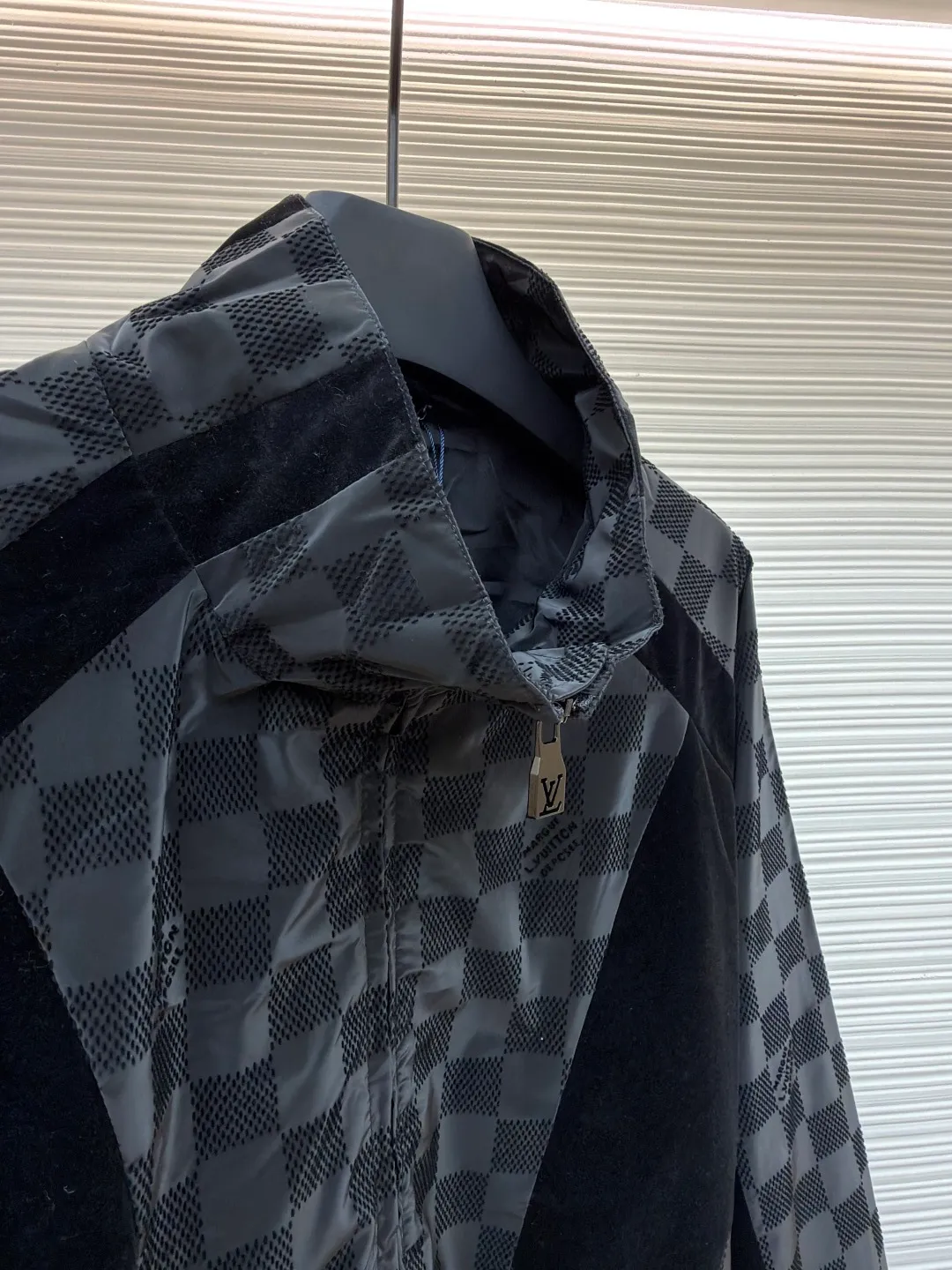 LOUIS VUITTON Checkerboard flocked jacket ●Original version: Purchased and developed by 23613 ●Item number: 1681046-B95 ●Fabric: flocked matte fabric ●Technology: jacquard production ●Version: fitted version ●Weight: about 475 grams ●Size: 46-48-50-52 ●Description: Made of flocked matte Damier pattern integrated into Marque L.Vuitton Déposée Logo, velvet ribbons with rich texture levels, the overall routing is straight and delicate, the fabrics are comfortable and soft, and the colors are consistent with no color difference. It can be matched with the same style to create a fashionable look and control various occasions. Customized accessories, complete with three labels, same style for men and women!